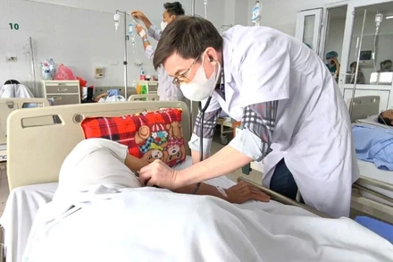 Bác sĩ thăm khám cho bệnh nhân. (Ảnh minh họa)