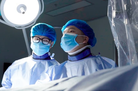 Bác sĩ can thiệp cho người bệnh.