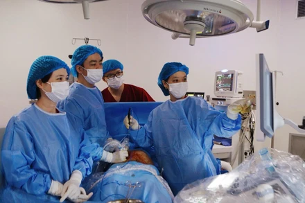 Ê-kíp bác sĩ tiến hành can thiệp cho sản phụ.