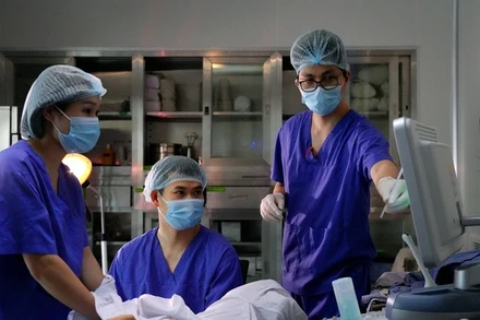 Bác sĩ thực hiện chuyển phôi. (Ảnh minh họa)