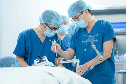 Các bác sĩ thực hiện phẫu thuật điều trị cho bệnh nhi.