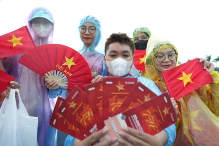 Những tấm vé đặc biệt in bài hát "Tiến quân ca".