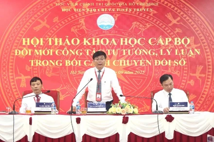 Phó Giáo sư, Tiến sĩ Phạm Minh Sơn, Giám đốc Học viện Báo chí và Tuyên truyền phát biểu khai mạc Hội thảo.