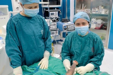 Phó Giáo sư, Tiến sĩ Phạm Thị Việt Dung, Trưởng khoa Phẫu thuật Tạo hình Thẩm mỹ, chuẩn bị phẫu thuật cho 1 ca nơ vi hắc tố bẩm sinh cánh tay.