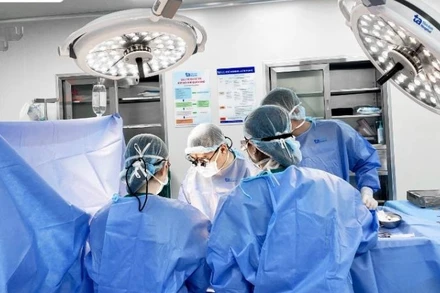 Các bác sĩ can thiệp phẫu thuật cho bệnh nhi sau khi trẻ chào đời 48 giờ.