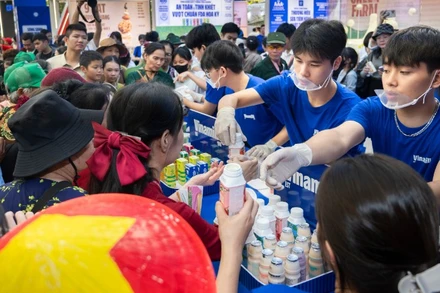 Rất đông du khách thưởng thức các sản phẩm sữa tươi ngon của Vinamilk.