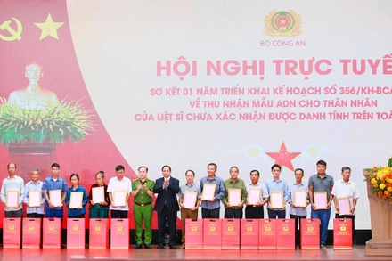 Thủ tướng Phạm Minh Chính trao Thông báo kết quả giám định ADN hài cốt liệt sĩ cho 15 đại diện thân nhân các gia đình liệt sĩ (1 gia đình liệt sĩ vắng mặt) chiều 25/7. 