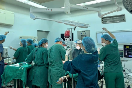 Cấp cứu cho sản phụ.