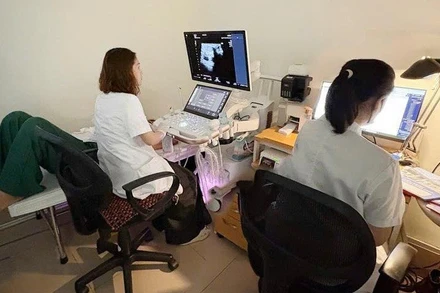 Các bác sĩ khám sàng lọc ung thư vú. 