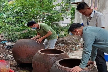 Lật úp các dụng cụ không chứa nước để muỗi không vào đẻ trứng. (Ảnh: HCDC)