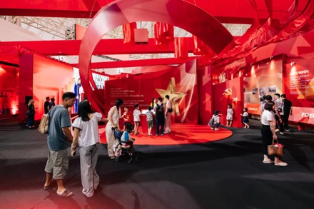 Gen Z nô nức check-in tại triển lãm “95 năm Cờ Đảng soi đường”: Khi lịch sử “chạm” tới trái tim người trẻ