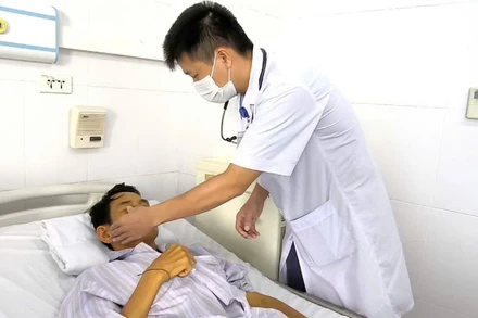 Bệnh nhân nằm điều trị tại Bệnh viện Bệnh Nhiệt đới Trung ương.