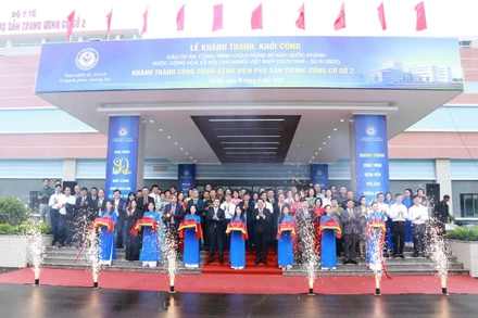 Thứ trưởng Trần Văn Thuấn cùng Ban Giám đốc bệnh viện đã thực hiện cắt băng khánh thành Bệnh viện Phụ Sản Trung ương cơ sở 2.