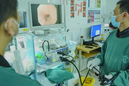 Nội soi cho bệnh nhân để phát hiện sớm bệnh lý. (Ảnh: BVCC)