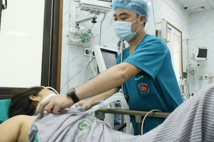 Chăm sóc, điều trị cho bệnh nhân tại Trung tâm Đột quỵ, Bệnh viện Bạch Mai.