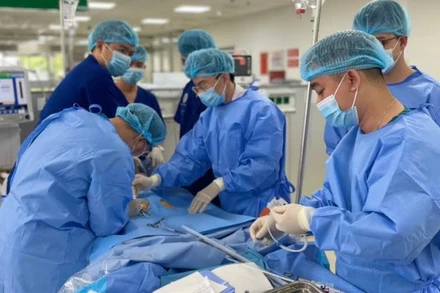 Các nhân viên y tế Khoa Cấp cứu, Bệnh viện Trung ương Quân đội 108 trực 24/24 để bảo đảm tốt nhất công tác cấp cứu người bệnh. 