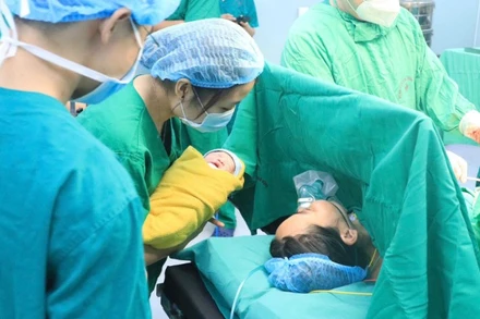 Trẻ sơ sinh được kề sát mẹ rồi được đưa về Bệnh viện Phụ sản Trung ương chăm sóc. 