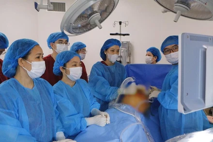 Bác sĩ can thiệp khi bào thai mới 23 tháng tuổi. 