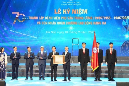 Thừa ủy quyền của Chủ tịch nước, Thứ trưởng Y tế Trần Văn Thuấn đã trao Huân chương Lao động hạng Ba cho Bệnh viện Phụ sản Trung ương.