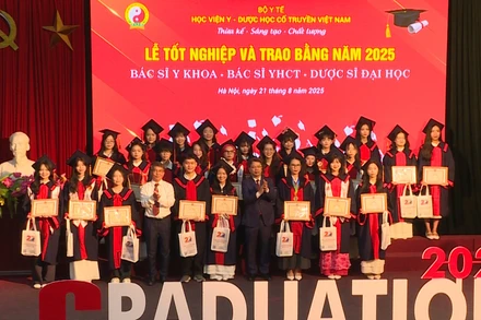 Phó Giáo sư, Tiến sĩ Phạm Quốc Bình - Bí thư Đảng ủy, Chủ tịch Hội đồng trường và Phó Giáo sư, Tiến sĩ Nguyễn Quốc Huy - Giám đốc Học viện trao bằng tốt nghiệp cho 25 tân bác sĩ y học cổ truyền, bác sĩ y khoa và dược sĩ tốt nghiệp loại giỏi năm học 2024-2025.