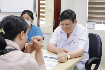 Giáo sư, Tiến sĩ, bác sĩ Nguyễn Viết Tiến thăm khám cho người bệnh thực hiện US-HIFU.