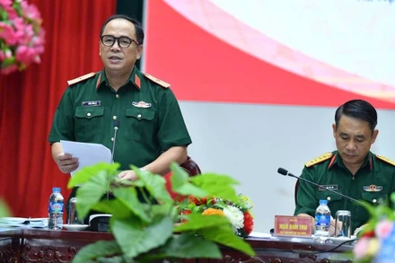 Thiếu tướng Đoàn Xuân Bộ, Bí thư Đảng ủy, Tổng Biên tập Báo Quân đội nhân dân phát biểu khai mạc tọa đàm.