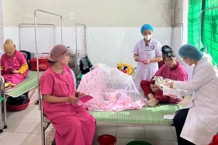 Cán bộ y tế chăm sóc sức khỏe cho bà mẹ-trẻ em tại Trung tâm Kiểm soát bệnh tật thành phố Huế. (Ảnh: THÁI SƠN)