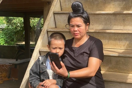 Bà Lò Thị Chinh rất vui khi được dẫn cháu “đi xem” triển lãm theo cách chưa từng có. Triển lãm số, vì thế, không chỉ là tri thức mà còn là cầu nối giữa các thế hệ.