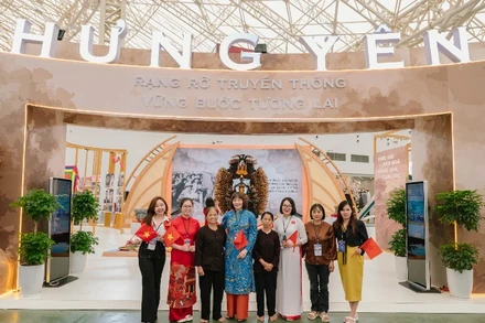 Khách tham quan hào hứng check-in trước cổng chào của gian Triển lãm tỉnh Hưng Yên.