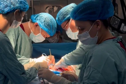 Các bác sĩ tiến hành phẫu thuật cho người bệnh. 