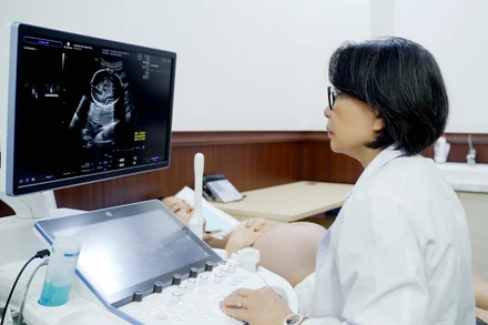 Bác sĩ Hiền Lê khuyến cáo, việc khám thai đúng lịch và siêu âm đầy đủ các mốc quan trọng có ý nghĩa quyết định trong việc phát hiện sớm bất thường, mở rộng cơ hội sống cho thai nhi.