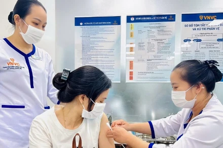 Tiêm vaccine phòng sốt xuất huyết là cách phòng bệnh chủ động.