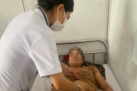 Các bệnh nhân bị rối loạn tiêu hóa, tiêu chảy sau khi ăn bánh mì tại cơ sở bán bánh mì của cô T. đang điều trị tại Trung tâm Y tế M'Đrắk. (Ảnh:MAI LÊ)