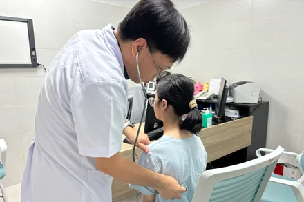 Bác sĩ khám lại cho bệnh nhân sau phẫu thuật.