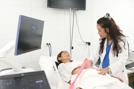 Người bệnh được thăm khám tại Bệnh viện Phụ sản Trung ương. 