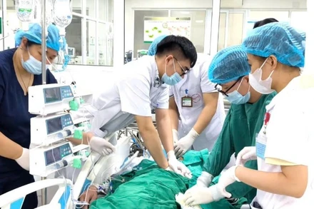 Bác sĩ ép tim ngoài lồng ngực cứu sống bệnh nhân.