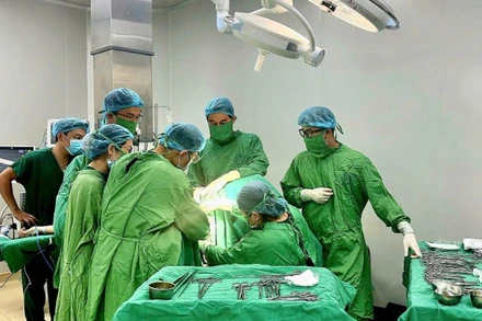 Các bác sĩ kịp thời can thiệp cho bệnh nhân.