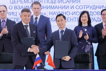 Ông Andrey Kaprin - Tổng giám đốc Trung tâm Y học Quốc gia về Xạ trị - Viện Hertsen Liên bang Nga ký kết triển khai hợp tác với ông Ngô Chí Dũng, Chủ tịch Hội đồng quản trị Hệ thống Bệnh viện đa khoa Tâm Anh và Viện Nghiên cứu Tâm Anh (TAMRI).