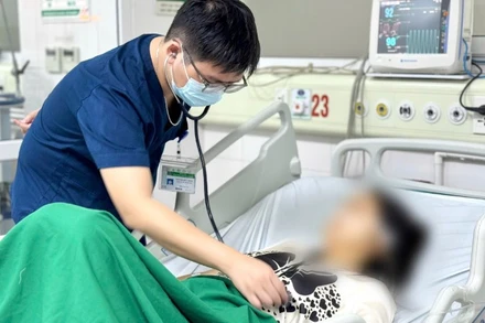 Bác sĩ thăm khám cho người bệnh. 