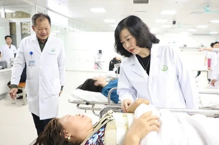 Bộ trưởng Y tế Đào Hồng Lan thăm hỏi người bệnh tại Bệnh viện Hữu nghị Việt Đức.