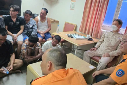 Lãnh đạo Trung tâm tham gia công tác tiếp nhận, bàn giao ngư dân gặp nạn.