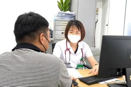 Bác sĩ tư vấn cho bệnh nhân. 