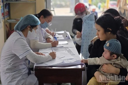 Khám sàng lọc cho trẻ trước khi tiêm vaccine. 