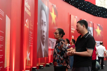 [Ảnh] Du khách tìm hiểu về lịch sử tại triển lãm "95 năm Cờ Đảng soi đường"