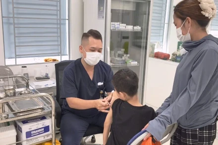 Tiêm phòng dại cho bệnh nhi tại Bệnh viện Bệnh Nhiệt đới Trung ương. 