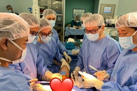 Ca phẫu thuật tái tạo xương chậu đầy căng thẳng của đội ngũ bác sĩ Vinmec.