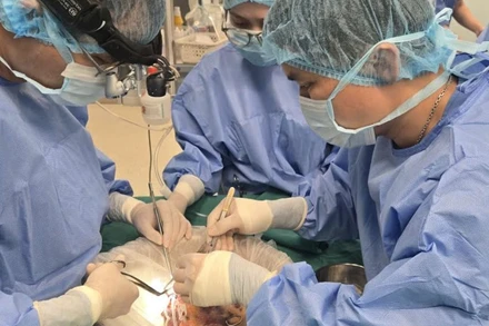 Các bác sĩ tiến hành rửa tạng.