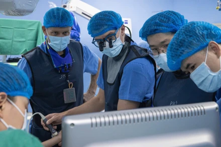 Các bác sĩ tiến hành phẫu thuật cho bệnh nhân trong chuyến đi khám tình nguyện.