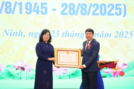 Bộ trưởng Đào Hồng Lan thừa ủy quyền của Chủ tịch nước, trao Huân chương Lao động hạng Ba cho ông Đoàn Hữu Thiển, Chánh Văn phòng Bộ Y tế.