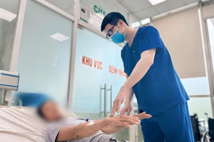 Bệnh nhân được cấp cứu tại Bệnh viện Bệnh Nhiệt đới Trung ương.